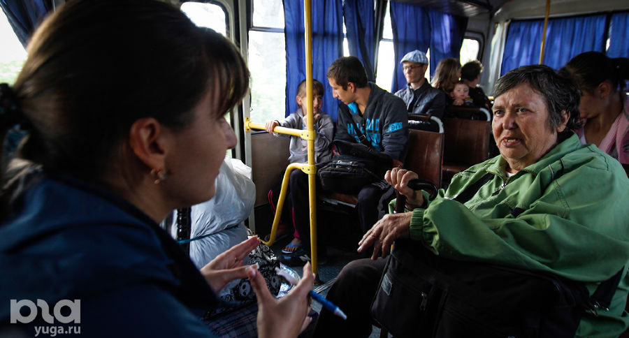 Автобус с  беженцами  на границе между Украиной и Россией. Фото: Эдуард Корниенко, ЮГА.ру
