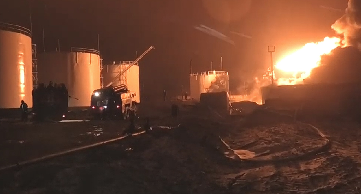 Взрывы на нефтебазе в городе Ровеньки. Скриншот ТГ канала 
 MILLNR https://web.telegram.org/z/#-1264067946