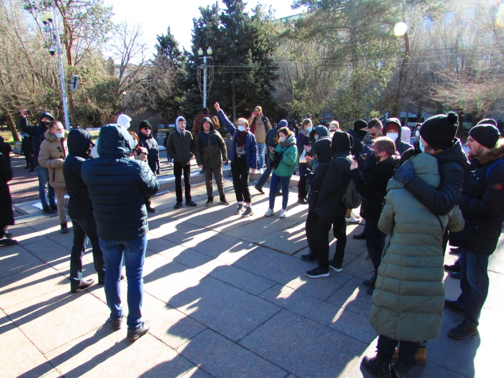 Участники антивоенной акции у Вечного огня в Волгограде. 6 марта 2022 года. Фото Вячеслава Ященко для "Кавказского узла"