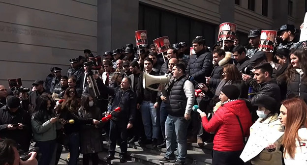 Участники протестной акции "против отношений с Турцией и Азербайджаном". Фото Армине Мартиросян для "Кавказского узла" Участники протестной акции "против отношений с Турцией и Азербайджаном". Фото Армине Мартиросян для "Кавказского узла"