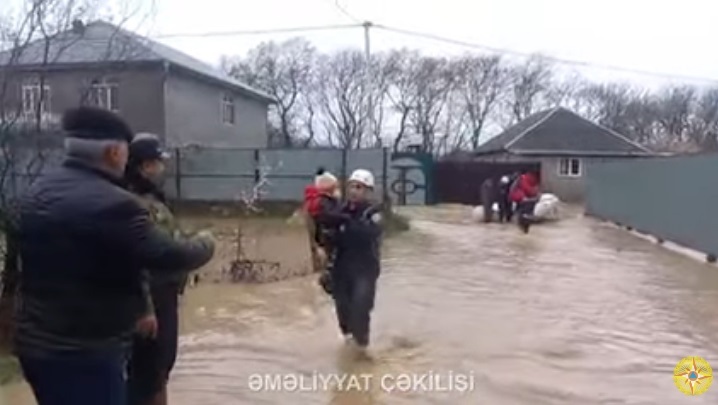 Спасатели проводят эвакуацию жителей села. Стоп-кадр из видеоролика на YouTube-канале МЧС Азербайджана https://www.youtube.com/watch?v=RZUALbukLcI Спасатели проводят эвакуацию жителей села. Стоп-кадр из видеоролика на YouTube-канале МЧС Азербайджана https://www.youtube.com/watch?v=RZUALbukLcI