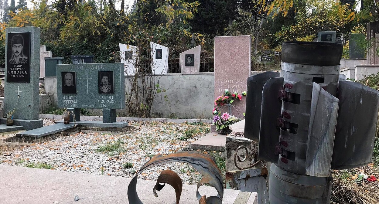 Снаряд, застрявший между могилами на кладбище Степанакерта в ноябре 2020 года. Фото  Алвард Григорян для "Кавказского узла"
