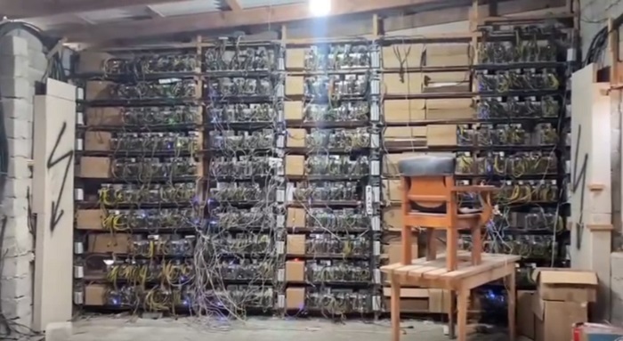 Майнинговая ферма в Кизилюртовском районе. Стопкадр из видео в Telegram-канале Минэнерго Дагестана https://t.me/minenergord/1070 Майнинговая ферма в Кизилюртовском районе. Стопкадр из видео в Telegram-канале Минэнерго Дагестана https://t.me/minenergord/1070