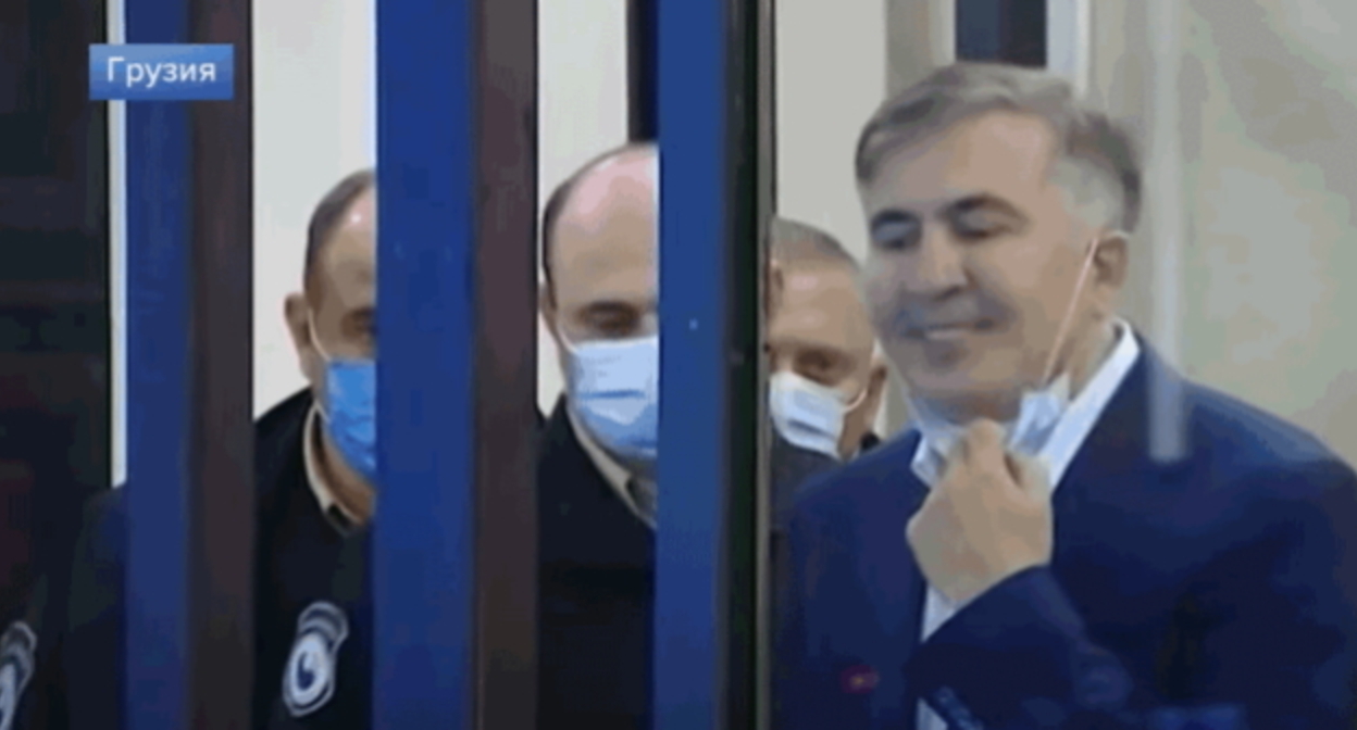 Михаил Саакашвили (справа) в зале суда. Скриншот видео "Новости на Первом Канале" https://www.youtube.com/watch?v=jtb5QF28d6Q