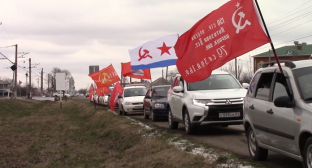 Автопробег в поддержку российской армии в Майкопе. Фото: Пресс-служба АРО КПРФ
