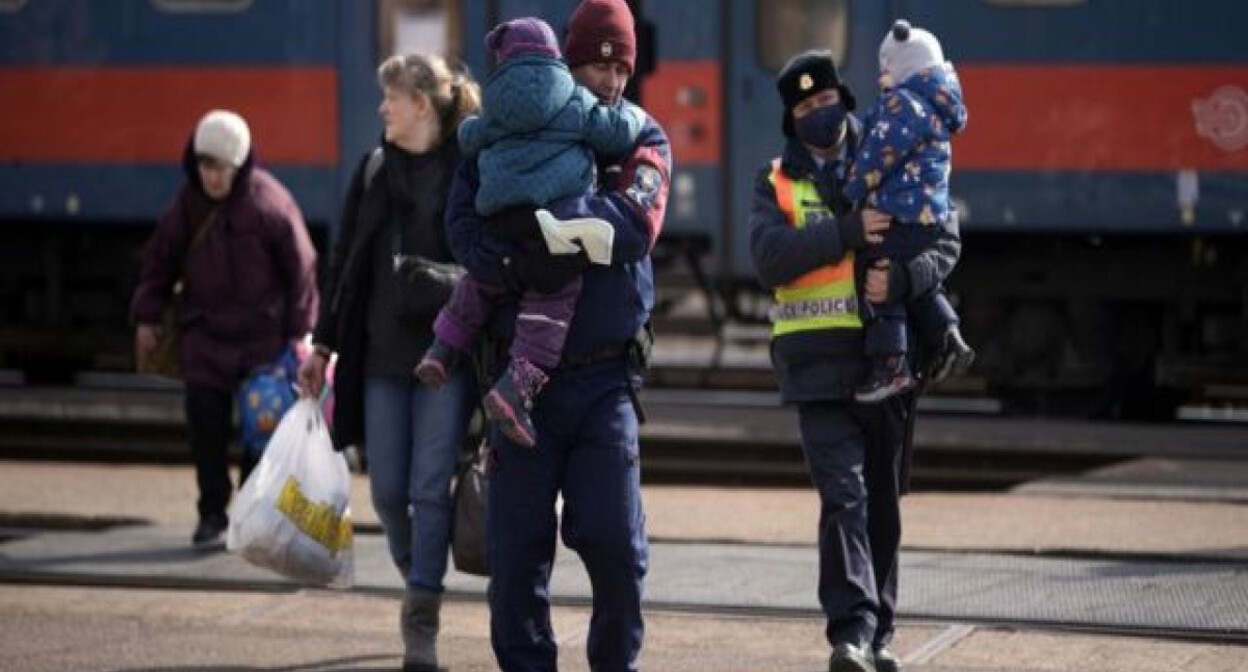 Беженцы с Украины. Фото https://vesti.az/xeber/v-mire/oon-za-sutki-v-sosednie-s-ukrainoi-strany-pribyli-bolee-32-tys-bezencev-461347