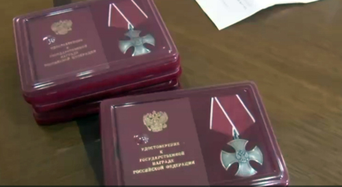 Ордена Мужества. Кадр видео со страницы главы Буйнакского района Камиля Изиева в Telegram от 06.05.22,https://t.me/kamil_iziev/75. Ордена Мужества. Кадр видео со страницы главы Буйнакского района Камиля Изиева в Telegram от 06.05.22,https://t.me/kamil_iziev/75.
