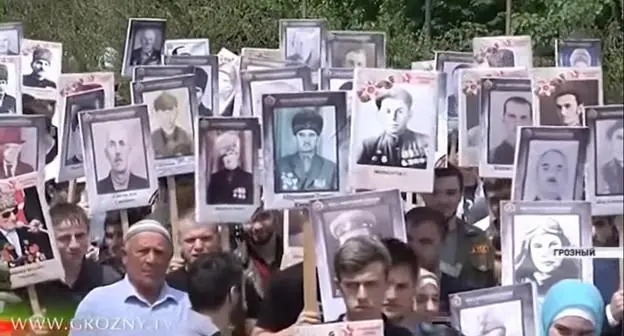 Участники шествия "Бессмертный полк" в Грозном 9 мая 2019 года. Кадр видео телеканала "Грозный" https://www.youtube.com/watch?v=3pjVOi_3Bjo Участники шествия "Бессмертный полк" в Грозном 9 мая 2019 года. Кадр видео телеканала "Грозный" https://www.youtube.com/watch?v=3pjVOi_3Bjo