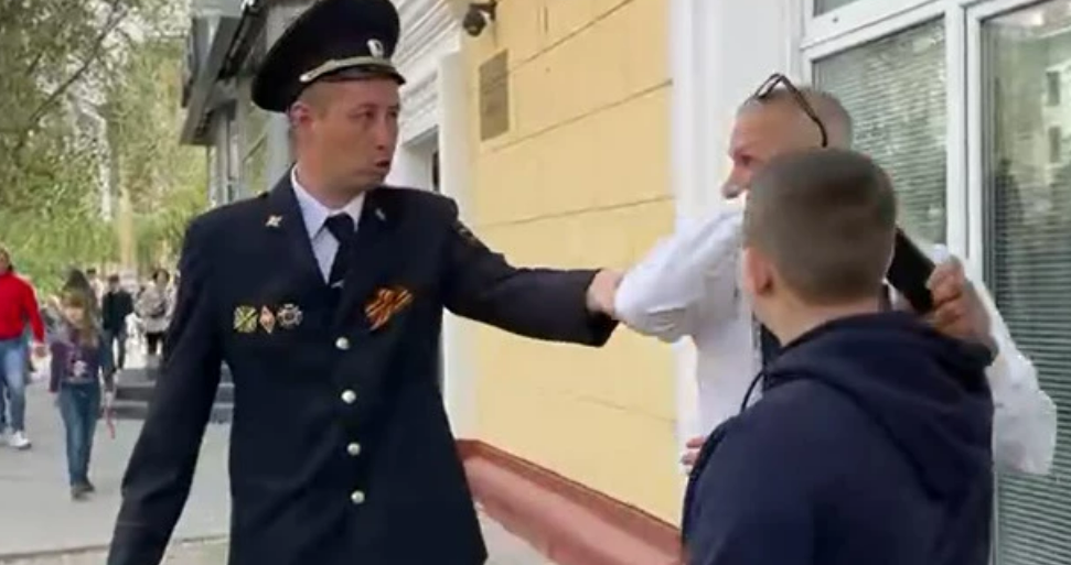 Конфликт сотрудника полиции в Волгограде с прохожим. Стоп-кадр с видео Сергея Островского, опубликованного на его странице в соцсети "ВКонтакте" 09.05.22, https://vk.com/serg_ostrovsky?z=video80568500_456240517%2Feecf05a7e88e55dd44%2Fpl_wall_80568500 Конфликт сотрудника полиции в Волгограде с прохожим. Стоп-кадр с видео Сергея Островского, опубликованного на его странице в соцсети "ВКонтакте" 09.05.22, https://vk.com/serg_ostrovsky?z=video80568500_456240517%2Feecf05a7e88e55dd44%2Fpl_wall_80568500