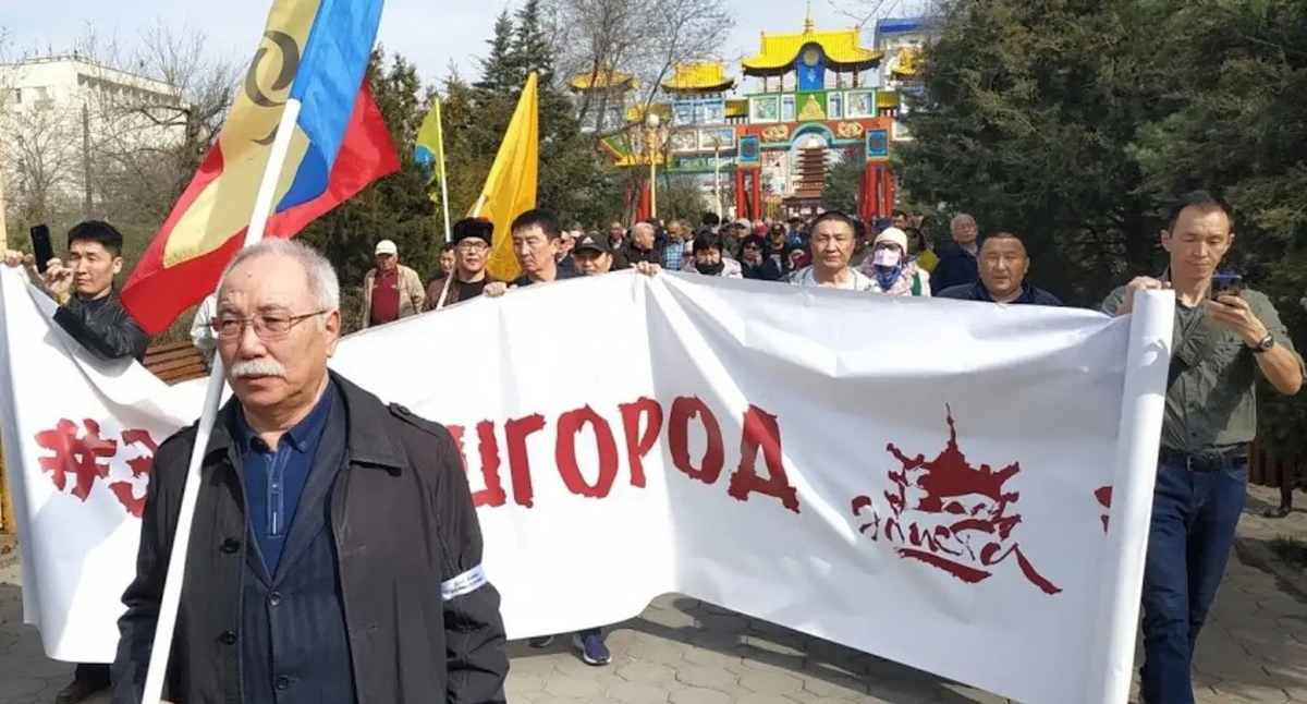 Семен Атеев (на переднем плане) возглавляет шествие в защиту прав и интересов калмыцкого народа. Элиста, 14 марта 2020 года. Фото Бадмы Бюрчиева для "Кавказского узла" Семен Атеев (на переднем плане) возглавляет шествие в защиту прав и интересов калмыцкого народа. Элиста, 14 марта 2020 года. Фото Бадмы Бюрчиева для "Кавказского узла"
