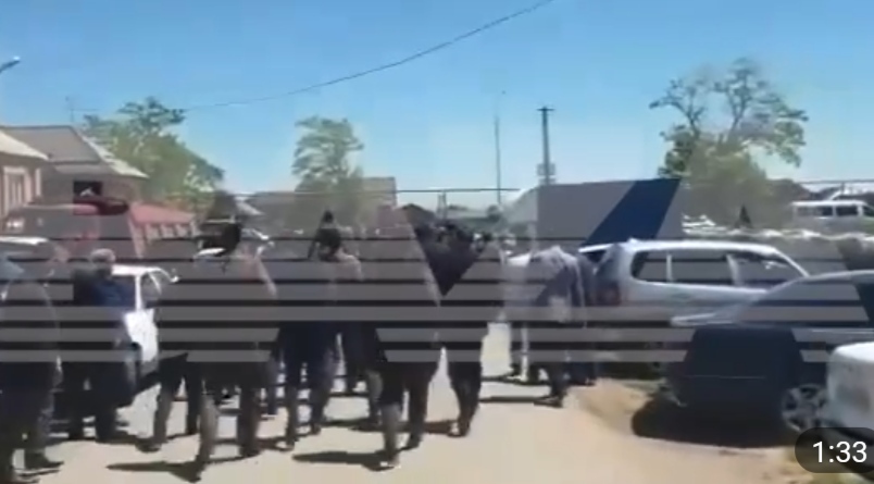 Похороны Адама Хамхоева. Кадр видео Telegram-канала Baza https://t.me/bazabazon/11715 Похороны Адама Хамхоева. Кадр видео Telegram-канала Baza https://t.me/bazabazon/11715