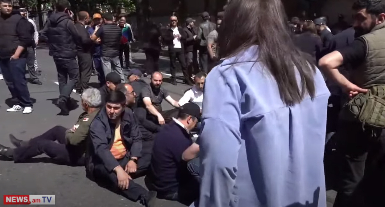 Оппозиция в Ереване заблокировала резиденцию президента. Кадр видео  NEWS AM
 https://www.youtube.com/watch?v=L3eU-kSex74
