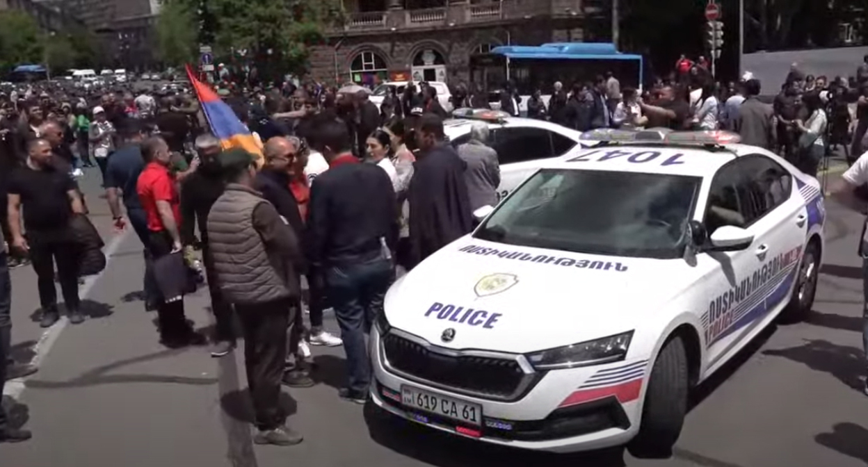Оппозиция в Ереване заблокировала резиденцию президента. Кадр видео  NEWS AM
 https://www.youtube.com/watch?v=L3eU-kSex74