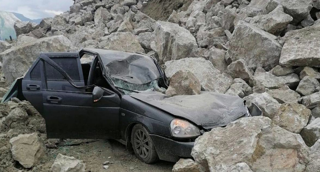 Последствия камнепада в Дагестане. Кадр видео https://smotrim.ru/audio/2636205