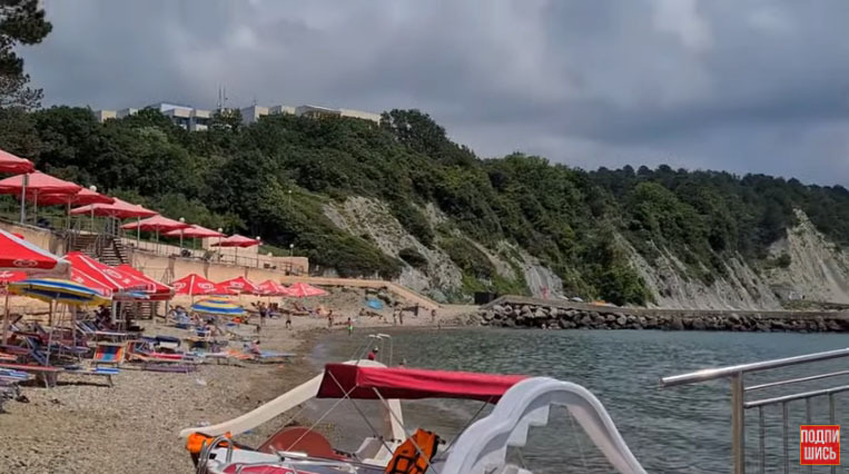 Пляж в Туапсе. Стоп-кадр из видео на странице https://www.youtube.com/watch?v=zgCt4XBGdHs Пляж в Туапсе. Стоп-кадр из видео на странице https://www.youtube.com/watch?v=zgCt4XBGdHs