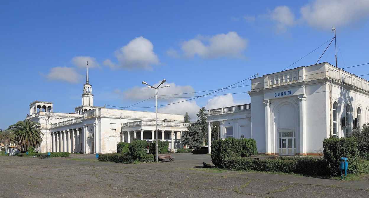 Сухум. Фото Hons084 
 https://ru.wikipedia.org/wiki/Сухум 