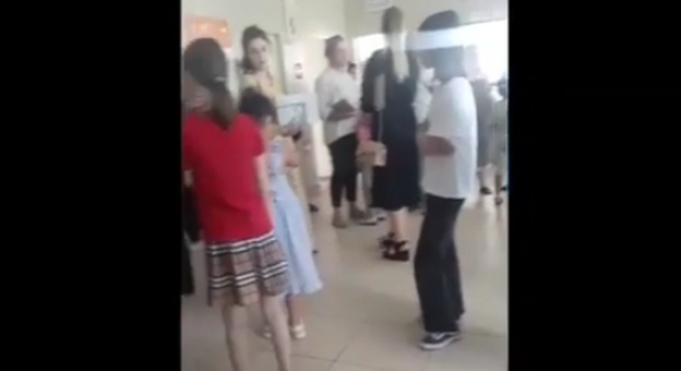 Очередь к врачу в Тереке. Кадр видео из Instagram*-паблика "Голос КБР" https://www.instagram.com/goloskbr/ Очередь к врачу в Тереке. Кадр видео из Instagram*-паблика "Голос КБР" https://www.instagram.com/goloskbr/