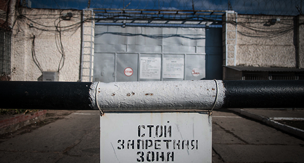 Предупреждающая табличка перед входом в колонию. Фото: Елена Синеок, ЮГА.ру Предупреждающая табличка перед входом в колонию. Фото: Елена Синеок, ЮГА.ру