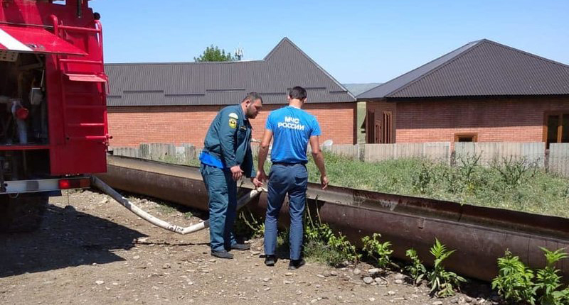 Сотрудники МЧС селе Инарки Малгобекского района. Фото https://gazetaingush.ru/news/zhiteli-ingushskogo-sela-inarki-dve-nedeli-sidyat-bez-vody-iz-za-nepoladok-na-nasosnoy-stancii Сотрудники МЧС селе Инарки Малгобекского района. Фото https://gazetaingush.ru/news/zhiteli-ingushskogo-sela-inarki-dve-nedeli-sidyat-bez-vody-iz-za-nepoladok-na-nasosnoy-stancii