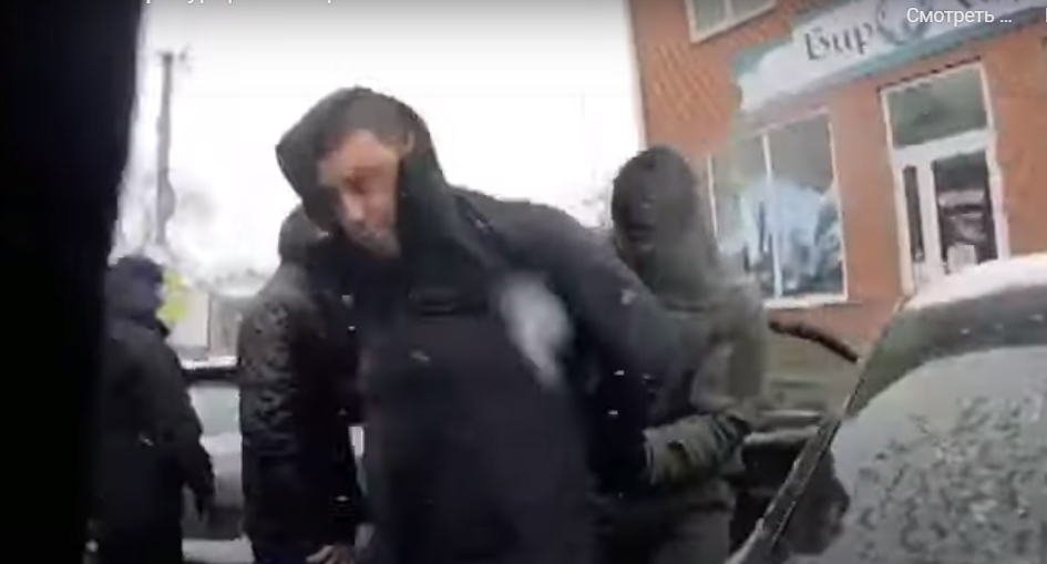 Задержание заместителя прокурора Таганрога Виктора Плюшкина. Кадр видео
"Блокнот. Таганрог" https://www.youtube.com/watch?v=YJ6m5QZhwfA&t=1s Задержание заместителя прокурора Таганрога Виктора Плюшкина. Кадр видео
"Блокнот. Таганрог" https://www.youtube.com/watch?v=YJ6m5QZhwfA&t=1s