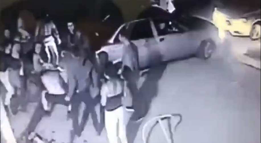 Стоп-кадр видео драки в Саратовской области. Паблик "Черные новости " в соцсети "ВКонтакте". https://vk.com/chernie_novosti?z=video-88393165_456247780%2F6dd7fb9a78bd99638f%2Fpl_wall_-88393165 Стоп-кадр видео драки в Саратовской области. Паблик "Черные новости " в соцсети "ВКонтакте". https://vk.com/chernie_novosti?z=video-88393165_456247780%2F6dd7fb9a78bd99638f%2Fpl_wall_-88393165