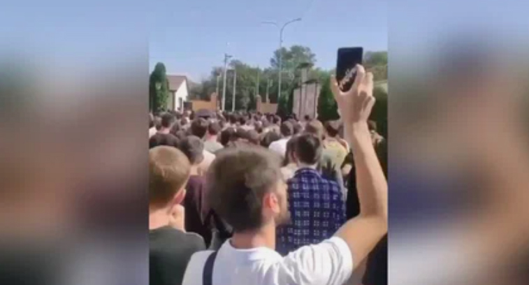 Призывники у военкомата в Чечне. Фото: NewsTracker https://newstracker-ru.turbopages.org/newstracker.ru/s/news/society/22-09-2022/mobilizatsiya-v-chechne-nachalas-s-massovoy-yavki-i-soobscheniy-o-protestah Призывники у военкомата в Чечне. Фото: NewsTracker https://newstracker-ru.turbopages.org/newstracker.ru/s/news/society/22-09-2022/mobilizatsiya-v-chechne-nachalas-s-massovoy-yavki-i-soobscheniy-o-protestah