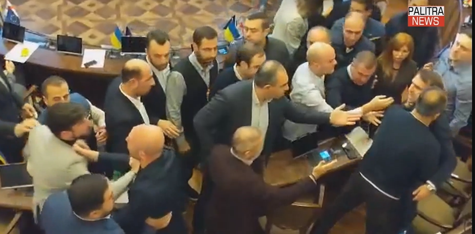 Потасовка депутатов в горсовете Тбилиси. Стоп-кадр видео PalitraNews от 04.11.22.
Потасовка депутатов в горсовете Тбилиси. Стоп-кадр видео PalitraNews от 04.11.22.