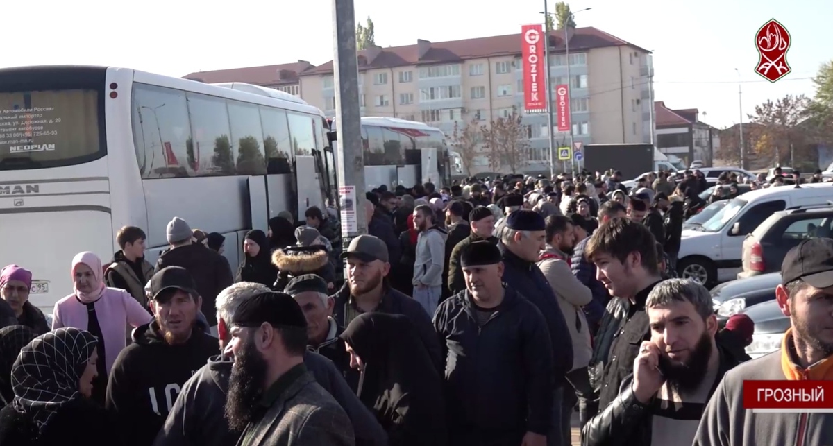 Паломники. Кадр видео Духовного управления мусульман Чечни https://t.me/dumchr/2506 Паломники. Кадр видео Духовного управления мусульман Чечни https://t.me/dumchr/2506