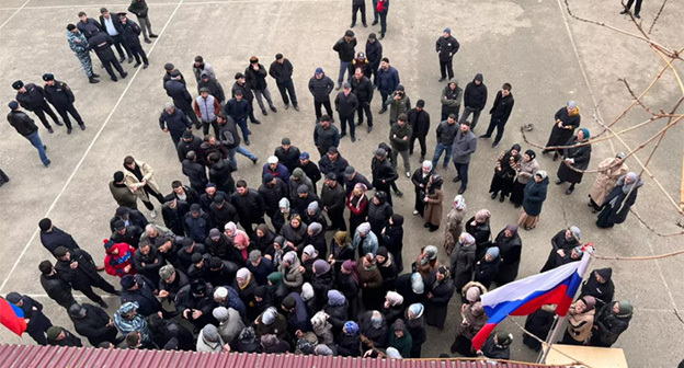 Жители села Цветковка в Кизлярском районе Дагестана вышли на акцию протеста. Фото: https://chernovik.net Жители села Цветковка в Кизлярском районе Дагестана вышли на акцию протеста. Фото: https://chernovik.net