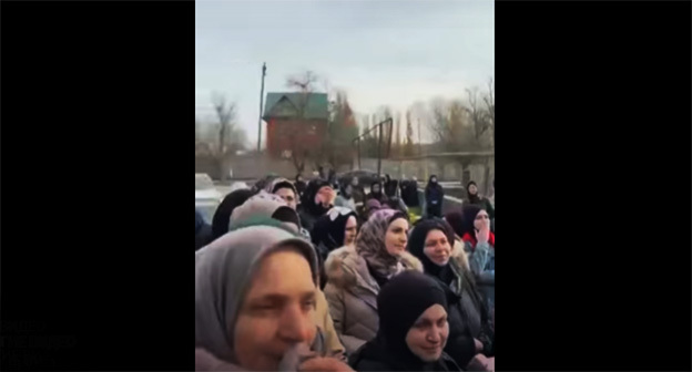 Жители Цветковки во время акции протеста. Скриншот видео https://www.youtube.com/watch?time_continue=10&v=9zQEei81F0Y&feature=emb_logo Жители Цветковки во время акции протеста. Скриншот видео https://www.youtube.com/watch?time_continue=10&v=9zQEei81F0Y&feature=emb_logo