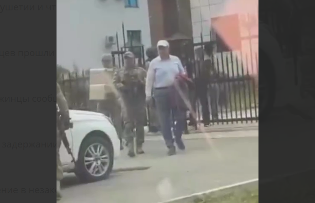 Задержание Мустафы Белхароева. Стоп-кадр видео, опубликованного в Telegram-канале "Фортанга" 27.10.22, https://t.me/fortangaorg/14015
