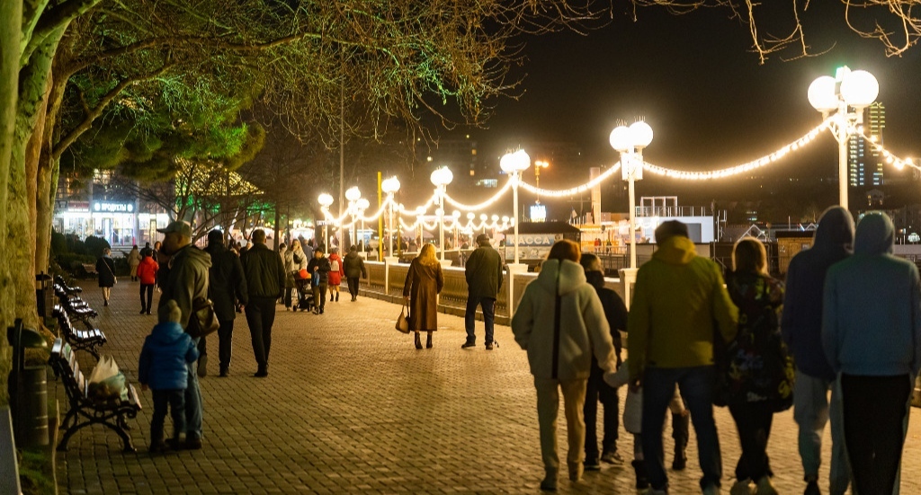 Люди в Геленджике. Фото: пресс-служба администрации города https://gelendzhik.org/city/photogallery/1809/61920/ Люди в Геленджике. Фото: пресс-служба администрации города https://gelendzhik.org/city/photogallery/1809/61920/