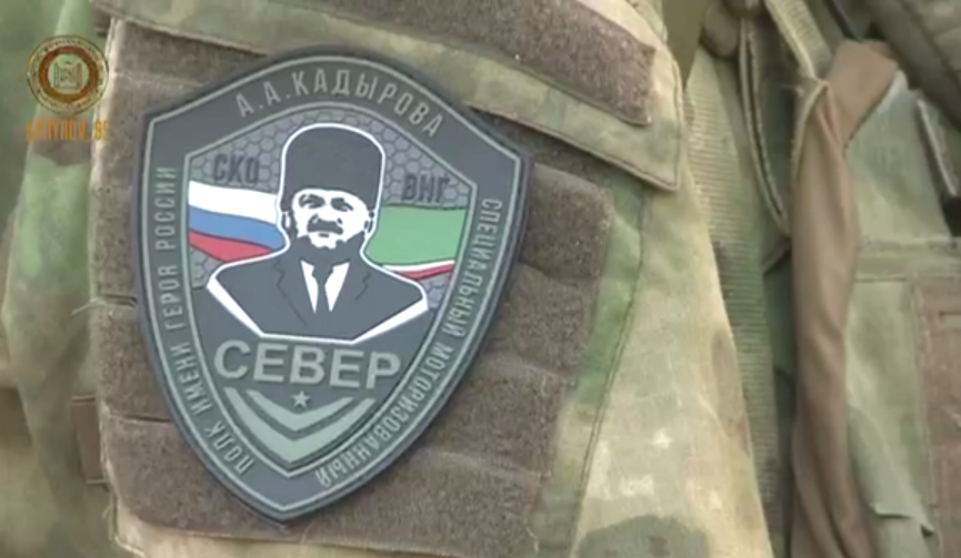Нашивка полка "Север". Стоп-кадр видео, опубликованного в ТГ-канале Рамзана Кадырова 07.09.22, https://t.me/RKadyrov_95/2800 Нашивка полка "Север". Стоп-кадр видео, опубликованного в ТГ-канале Рамзана Кадырова 07.09.22, https://t.me/RKadyrov_95/2800