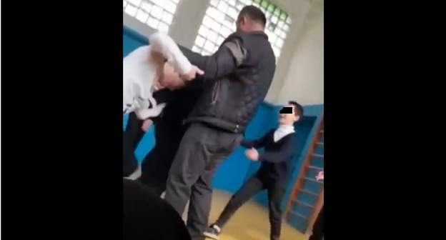 Физрук в школе села Ахты, стоп-кадр видео https://vk.com/wall-74219800_1695786 Физрук в школе села Ахты, стоп-кадр видео https://vk.com/wall-74219800_1695786