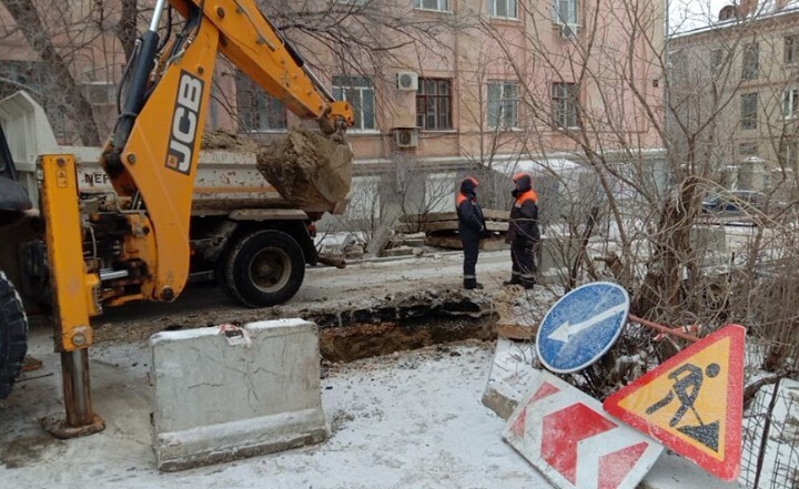 Ликвидация последствий коммунальной аварии около дома в Центральном районе Волгограда. 14 января 2023 года. Фото Вячеслава Ященко для "Кавказского узла". Ликвидация последствий коммунальной аварии около дома в Центральном районе Волгограда. 14 января 2023 года. Фото Вячеслава Ященко для "Кавказского узла".