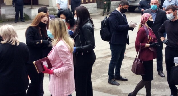 Адвокаты Жилокова и Ципиновой перед зданием суда в Нальчике. Фото Людмилы Оразаевой для "Кавказского узла".
