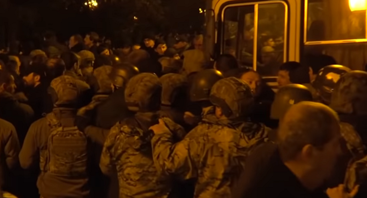Противостояние участников митинга в Сухуме и силовиков, 21 декабря 2021 года. Кадр видео "Абаза-ТВ". youtu.be/vE-UTOsYuSA Противостояние участников митинга в Сухуме и силовиков, 21 декабря 2021 года. Кадр видео "Абаза-ТВ". youtu.be/vE-UTOsYuSA