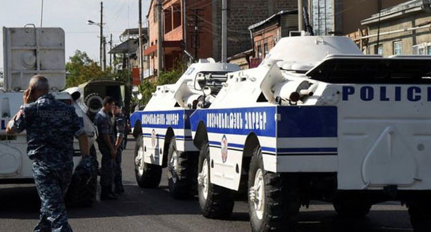 Полицейские машины возле здания полиции в Эребуни. Фото: https://www.bbc.com/russian/news-36818499 Полицейские машины возле здания полиции в Эребуни. Фото: https://www.bbc.com/russian/news-36818499