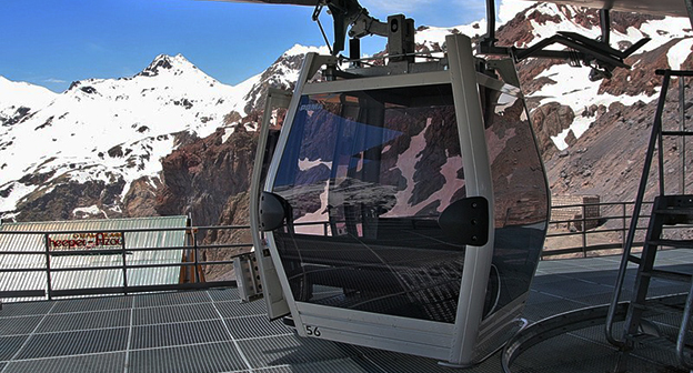 Канатная дорога на "Эльбрусе". Фото: https://prielbrusie-ski.ru/ Канатная дорога на "Эльбрусе". Фото: https://prielbrusie-ski.ru/