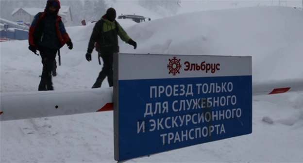 Снегопад на Эльбрусе. Скриншот видео https://rg.ru/2021/12/22/reg-skfo/snegopad-i-veter-paralizovali-rabotu-gornolyzhnogo-kurorta-elbrus.html Снегопад на Эльбрусе. Скриншот видео https://rg.ru/2021/12/22/reg-skfo/snegopad-i-veter-paralizovali-rabotu-gornolyzhnogo-kurorta-elbrus.html
