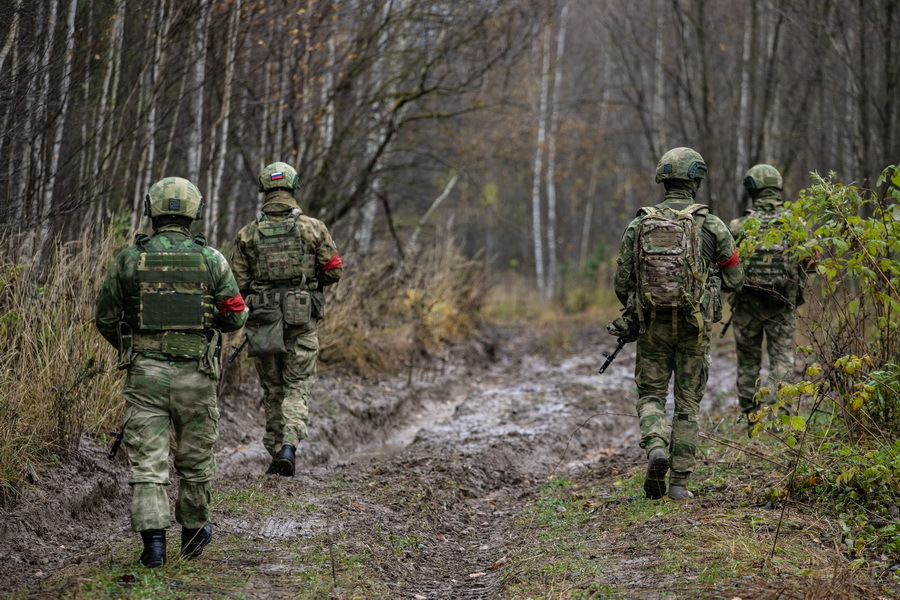 Силовики Росгвардии в лесу. Фото: https://rosguard.gov.ru/page/index/razvedka--delo-tonkoe Силовики Росгвардии в лесу. Фото: https://rosguard.gov.ru/page/index/razvedka--delo-tonkoe