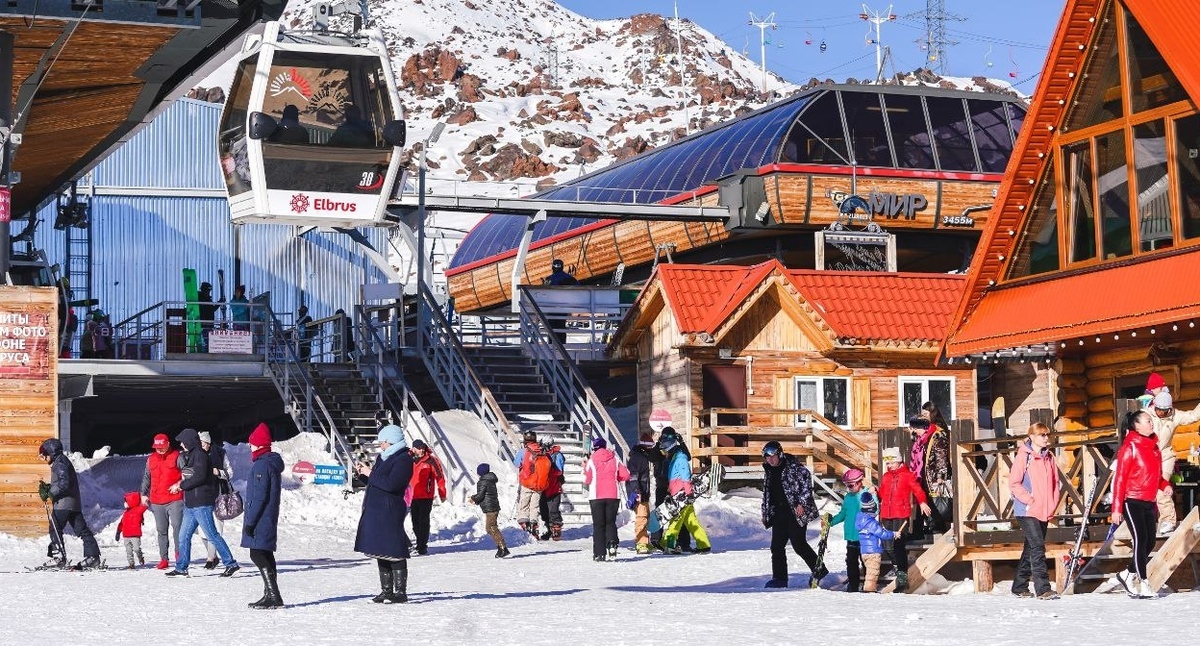 Туристы на курорте "Эльбрус". Фото: пресс-служба курорта https://resort-elbrus.ru/infrastrukturu-kurortnoj-zony-elbrusa-budut-stroit-po-princzipu-kompleksnogo-razvitiya-territorii/ Туристы на курорте "Эльбрус". Фото: пресс-служба курорта https://resort-elbrus.ru/infrastrukturu-kurortnoj-zony-elbrusa-budut-stroit-po-princzipu-kompleksnogo-razvitiya-territorii/