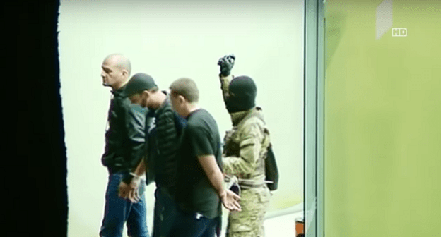Подозреваемый и заложники выходят из банка. Зугдиди, 21 октября 2020 года. Кадр видео Georgian Public Broadcaster Подозреваемый и заложники выходят из банка. Зугдиди, 21 октября 2020 года. Кадр видео Georgian Public Broadcaster