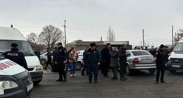 Родные погибшего в Сюнике военного перекрыли трассу Гюмри-Ереван. Скриншот https://ru.armeniasputnik.am/20230303/rodnye-pogibshego-pri-pozhare-soldata-na-neskolko-chasov-perekryli-trassu-erevan-gyumri-56209420.html Родные погибшего в Сюнике военного перекрыли трассу Гюмри-Ереван. Скриншот https://ru.armeniasputnik.am/20230303/rodnye-pogibshego-pri-pozhare-soldata-na-neskolko-chasov-perekryli-trassu-erevan-gyumri-56209420.html