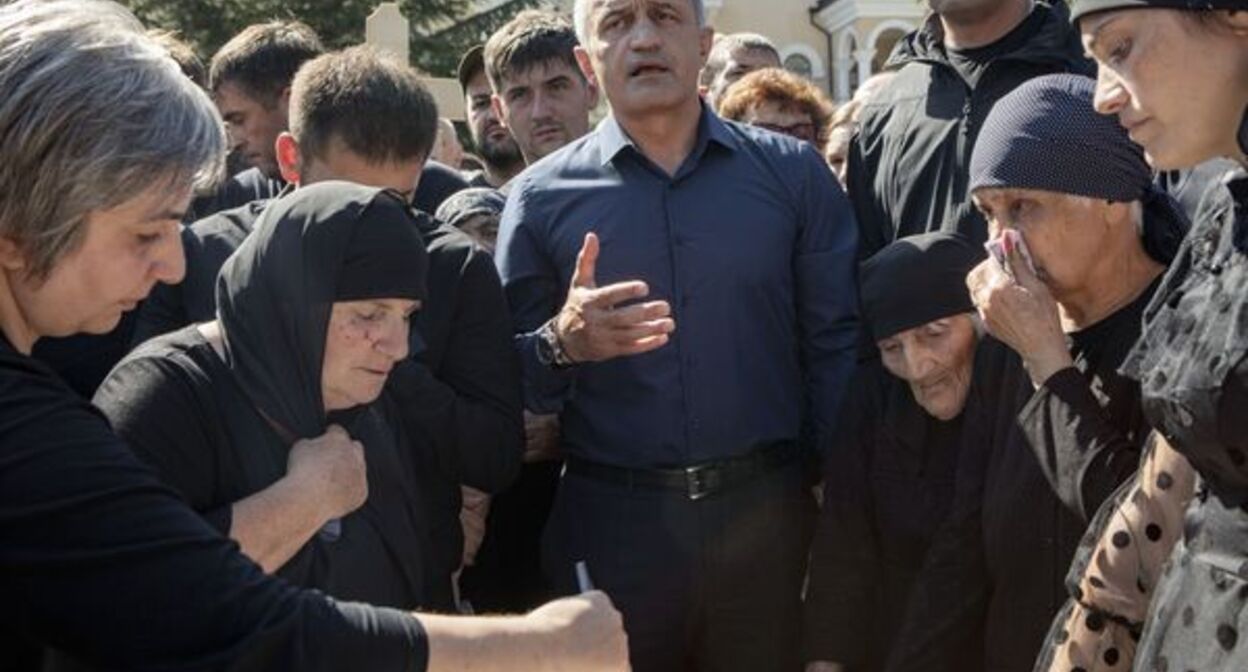 Похороны Инала Джабиева. Фото: https://sova.news/2020/09/01/smert-inala-dzhabieva-chto-proishodit-v-tshinvali/