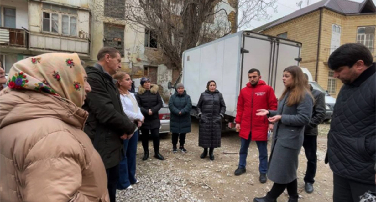 Жильцы общежития в Каспийске на встрече с представителями властей. Кадр видео регионального отделения Народного фронта в Дагестане https://t.me/onfdagestan/946 Жильцы общежития в Каспийске на встрече с представителями властей. Кадр видео регионального отделения Народного фронта в Дагестане https://t.me/onfdagestan/946