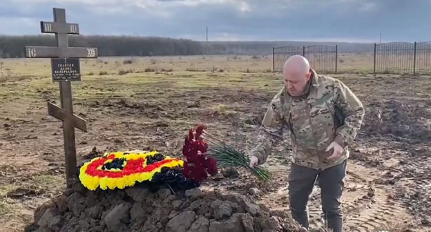 Евгений Пригожин возле могилы бойца в Краснодарском крае. Скринш от видео ria.ru https://t.me/rian_ru/190453 Евгений Пригожин возле могилы бойца в Краснодарском крае. Скринш от видео ria.ru https://t.me/rian_ru/190453