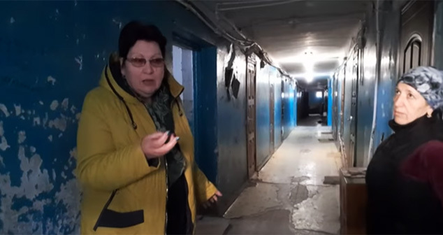 Жильцы аварийных общежитий Каспийска. Скриншот видео "Кавказского узла" https://www.youtube.com/watch?v=e9CR5Lps-mI Жильцы аварийных общежитий Каспийска. Скриншот видео "Кавказского узла" https://www.youtube.com/watch?v=e9CR5Lps-mI