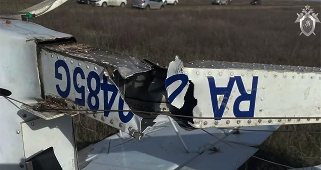 Легкомоторный двухместный самолет "Беркут" RA-0485G потерпел крушение при взлете с поля в поселке Стандартный Среднеахтубинского района. Фото: Северо-Западное следственное Управление на транспорте СК
