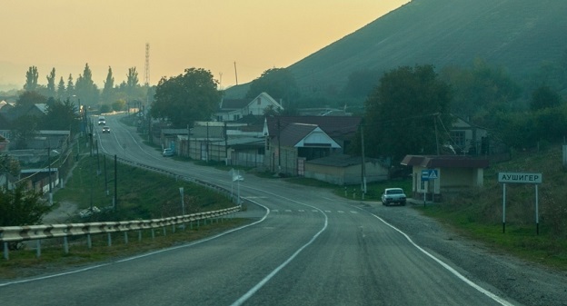 Въезд в село Аушигер, где расположено СНТ "Конструктор". Фото: Siseys / wikimedia.org Въезд в село Аушигер, где расположено СНТ "Конструктор". Фото: Siseys / wikimedia.org